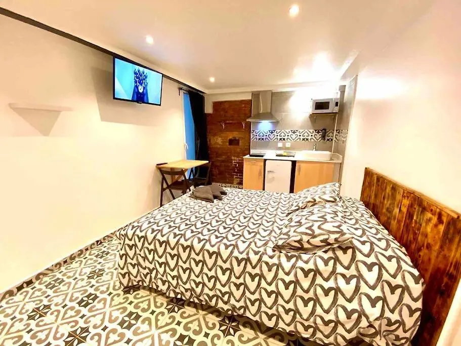 B4 Estudio Nuevo! Cocina Y Bano Privado! A 1 Calle Del Metro Barcelona Spanien