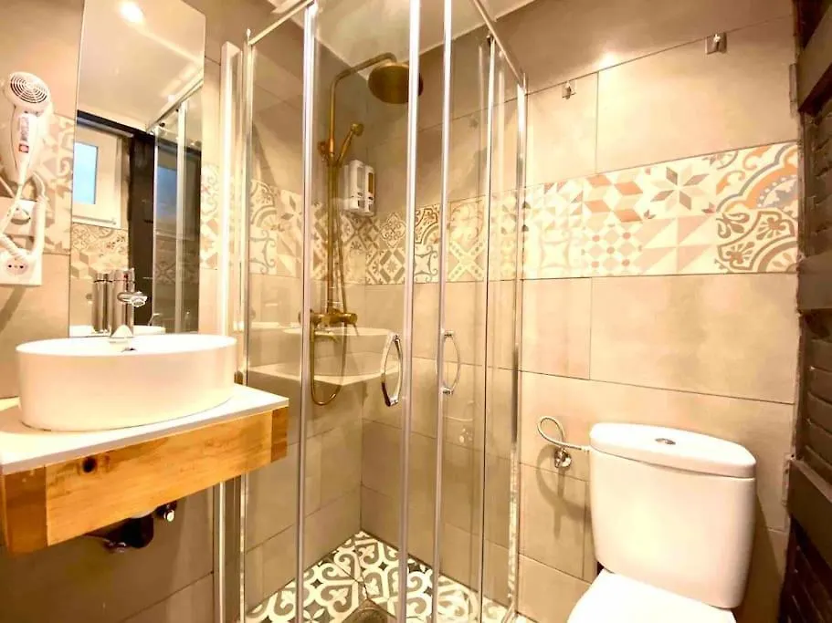 B4 Estudio Nuevo! Cocina Y Bano Privado! A 1 Calle Del Metro Barcelona Apartment